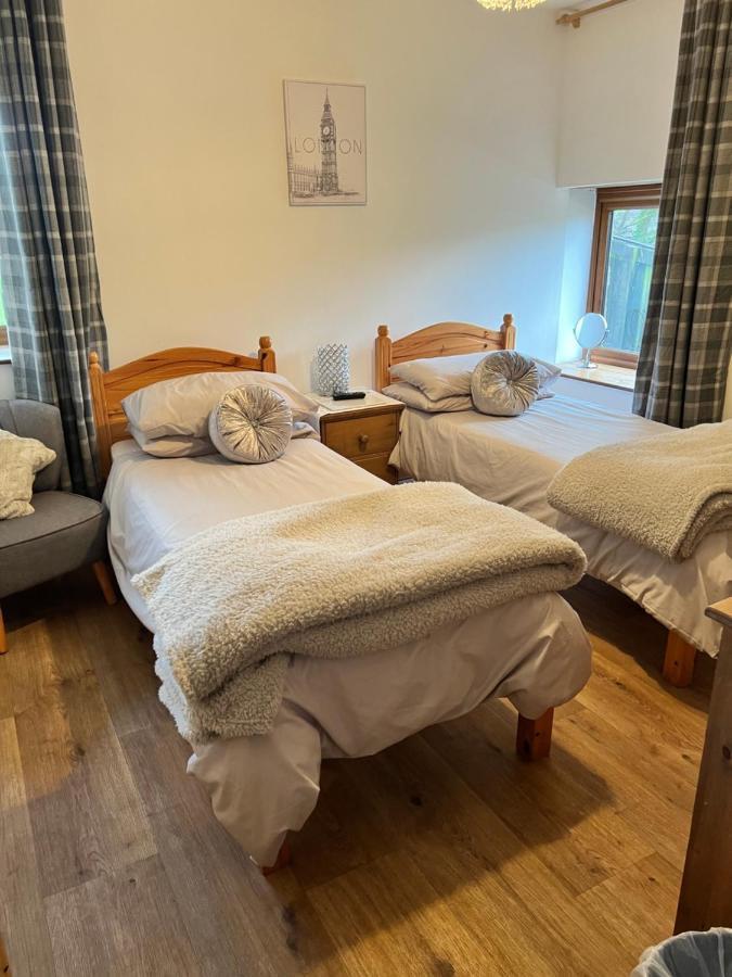 Beudy Bach Bed & Breakfast Cross Hands Eksteriør bilde