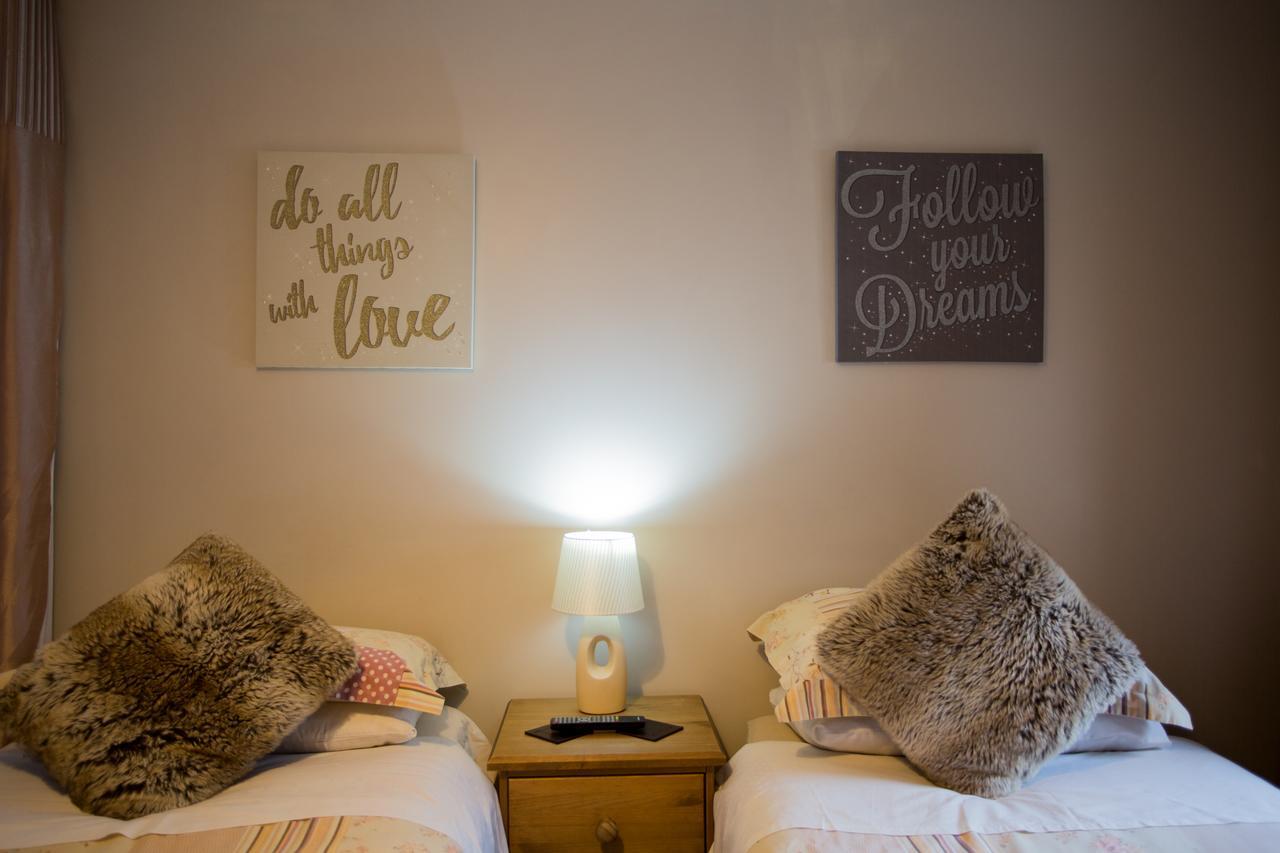 Beudy Bach Bed & Breakfast Cross Hands Eksteriør bilde